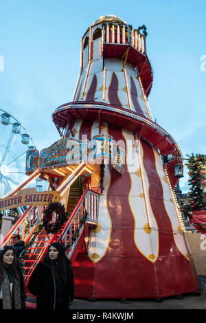 La "Meravigliosa Helter Skelter' nel mercatino di Natale di George Square, Glasgow, Regno Unito, con una grande ruota in background. Foto Stock