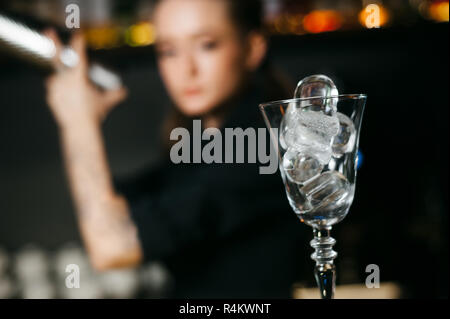 Preparazione cocktail. Il barman coocks una bevanda presso il bar contatore. Foto Stock