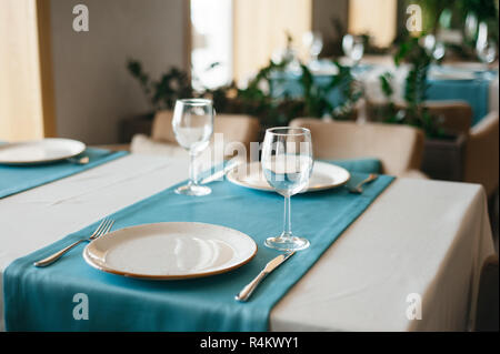 Ristorante impostazione tabella per due persone. La data del concetto. Foto Stock