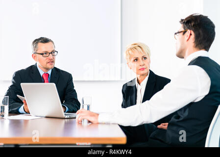 La gente di affari avendo conversazioni in ufficio Foto Stock