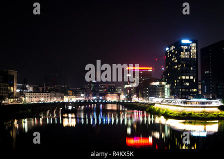 Blick bei Nacht auf den Medienhafen, Düsseldorf 2018. Vista notturna della media port, Dusseldorf 2018. Foto Stock