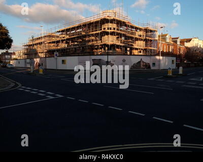 AJAXNETPHOTO. 2015. WORTHING, Inghilterra. - LANCASTER PLACE - Nuove case di riposo lo sviluppo di proprietà in costruzione sul sito della vecchia banca su un angolo di ROWLANDS E HEENE ROAD. Foto:JONATHAN EASTLAND/AJAX REF:GR150301 4416 Foto Stock