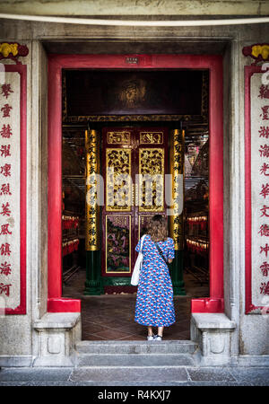 Una donna si trova all'ingresso del Tempio di Man Mo, Sheung Wan, Hong Kong Foto Stock