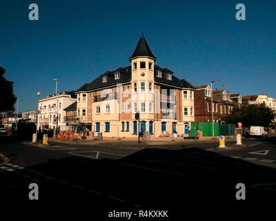 AJAXNETPHOTO. 2015. WORTHING, Inghilterra. - LANCASTER PLACE - Nuove case di riposo lo sviluppo di proprietà in costruzione sul sito della vecchia banca su un angolo di ROWLANDS E HEENE ROAD. Foto:JONATHAN EASTLAND/AJAX REF:GR151010 5080 Foto Stock