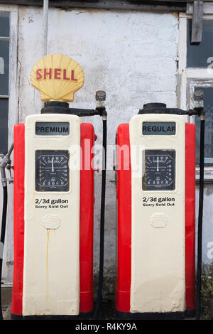 Il vecchio guscio pompe di benzina in St Mawes sulla costa meridionale della Cornovaglia, England, Regno Unito Foto Stock