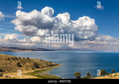 Nuvole sopra la linea di costa del lago Titicaca, Bolivia Foto Stock