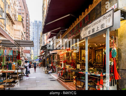 I turisti a fare shopping lungo superiore fila Lascar, comunemente noto come Cat St in Hong Kong Foto Stock