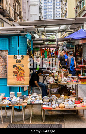 I turisti a fare shopping lungo superiore fila Lascar, comunemente noto come Cat St in Hong Kong Foto Stock