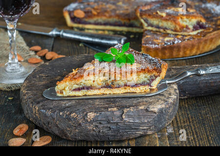 Casa Tradizionale cotto bakewell tart su tavola in legno rustico Foto Stock