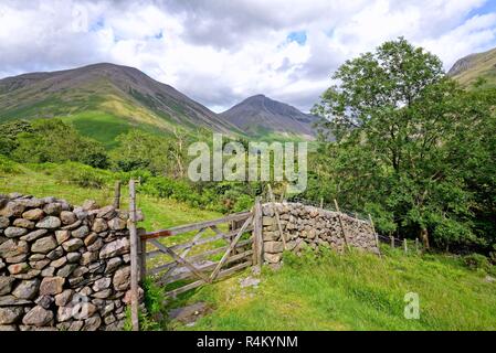 Wasdale testa su una soleggiata giornata d'estate, Parco Nazionale del Distretto dei Laghi Cumbria Inghilterra England Regno Unito Foto Stock