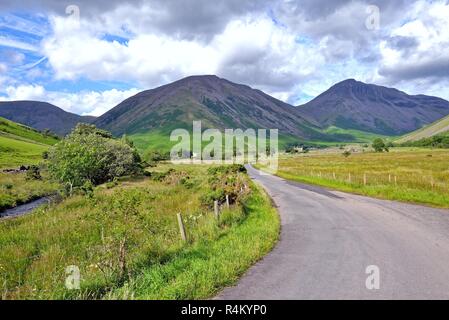 Wasdale testa su una soleggiata giornata d'estate, Parco Nazionale del Distretto dei Laghi Cumbria Inghilterra England Regno Unito Foto Stock