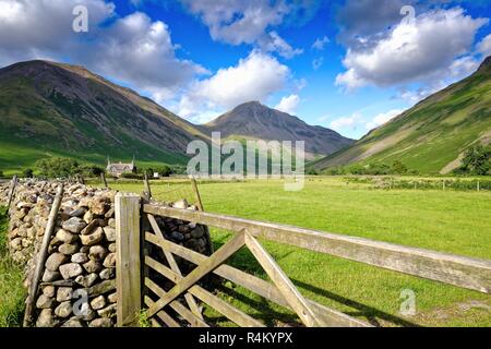 Wasdale testa su una soleggiata giornata d'estate, Parco Nazionale del Distretto dei Laghi Cumbria Inghilterra England Regno Unito Foto Stock