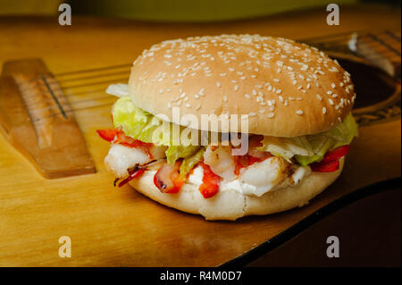 Burger con gamberi sulla chitarra alla musica break Foto Stock