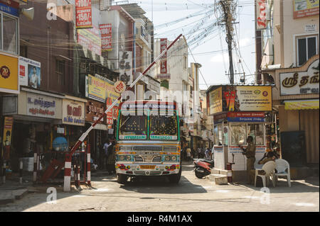 Indiano corse in autobus attraverso la barriera nella città. 23 febbraio 2018 Madurai, India Foto Stock