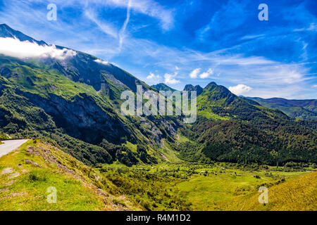 Strada D918 Col d'Aubisque, Pirenei francesi. Da Eaux-Bonnes a Gourette Foto Stock