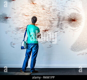 Network Map of Artists and Political inclinations (2011) dell'artista turco Burak Arikan, mappa le tendenze politiche di 4592 artisti che hanno fatto domanda alla 7a Biennale di Berlino, sulla base delle loro risposte a un questionario. Arikan ha scritto un software che ha posizionato i nomi nella rete. Nella stampa digitale a dimensioni murali, i gruppi di opinioni esplodono nello spazio delle immagini come fuochi d'artificio Foto Stock