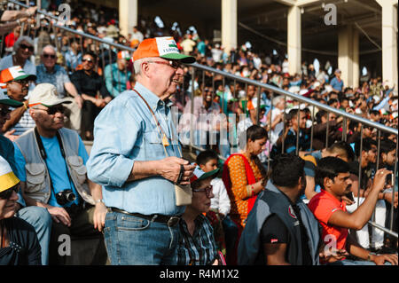 La folla di white turisti europei in india pakistan wagah border show. 26 febbraio 2018 Amritsar, India Foto Stock