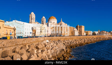 CADIZ, Spagna - 15 novembre: veduta della città di Cadiz il 12 novembre 2017. Cadice è delimitata dal mare e la sua cattedrale può essere visto in backgrou Foto Stock