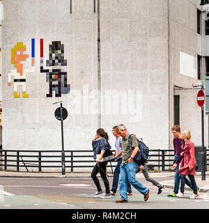 Ceramica Tile Mosaic dell'artista Urbano francese Invader. Street Art a Londra Foto Stock