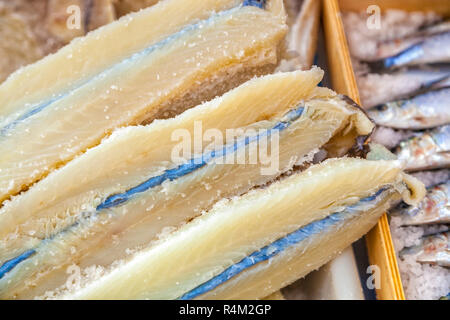 Merluzzo essiccato o bacalao in vendita su un mercato in stallo. Foto Stock