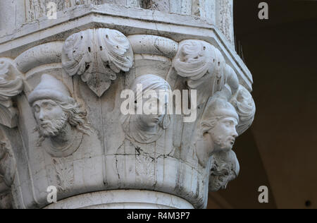 L'Italia. Venezia. Il Palazzo del Doge. Xiv-XV secolo. Stile gotico veneziano. Capitale riccamente ornate. Piazza San Marco. Regione del Veneto. Foto Stock