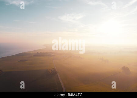 Tramonto sul pittoresco paesaggio del Danish Mar Baltico isola Møn Foto Stock