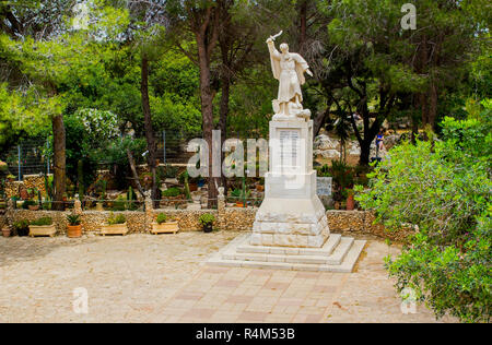 5 maggio 2018 una statua dell'antica Bibbia Elia Profeta Elia eretta al centro visitatori sulla sommità del Monte Carmelo in Bassa Galilea Israele. Foto Stock