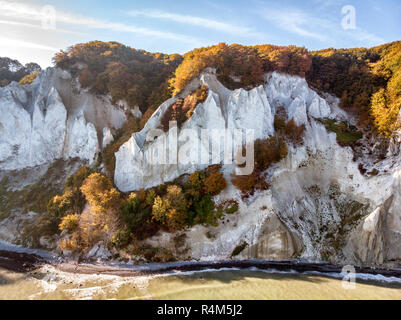 Il pittoresco paesaggio costiero del Danish Mar Baltico isola di Møn è noto per le sue scogliere di gesso. Foto Stock