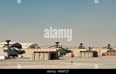 Bastione, Helmand/Afghanistan - Circa 2010 : AH 64 Longbow Apache elicottero d'assalto British Army Air Corp,​ durante il funzionamento Herrick Foto Stock