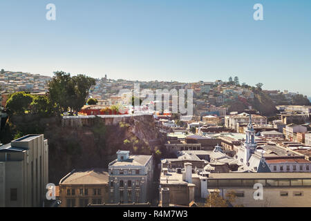 Vista aerea di Valparaiso con Lord Cochrane Museo e marina cilena edificio dal Paseo Yugoslavo a Cerro Alegre Hill - Valparaiso, Cile Foto Stock