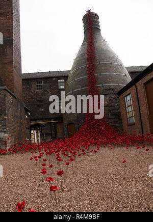 Finestra di pianto, Middleport ceramiche, Stoke-on-Trent 2018, Arte di installazione di commemorazione centesimo anniversario della fine di WW1 Foto Stock