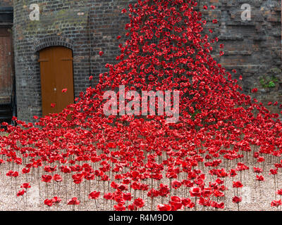 Finestra di pianto, Middleport ceramiche, Stoke-on-Trent 2018, Arte di installazione di commemorazione centesimo anniversario della fine di WW1 Foto Stock