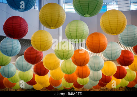 Belle luci a soffitto in forma di sfere. Foto Stock