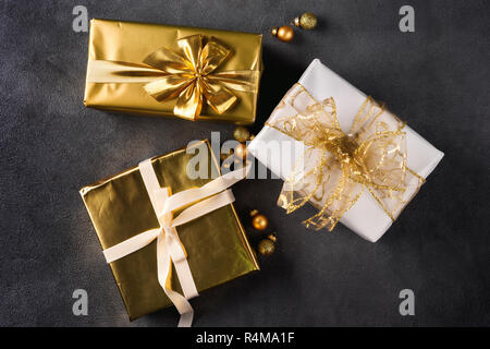 Vista superiore del Natale confezioni regalo avvolto in carta oro Foto Stock