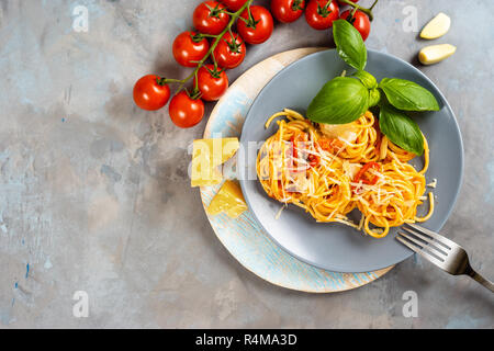Vista superiore della piastra con gli spaghetti su sfondo grigio Foto Stock