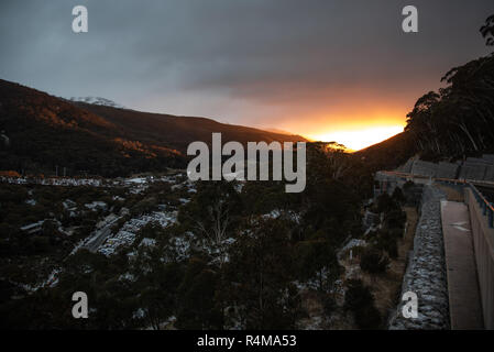 Sunrise all'ingresso superiore di Thredbo Australia Foto Stock