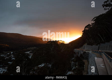 Sunrise all'ingresso superiore di Thredbo Australia Foto Stock