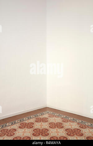 Stanza vuota angolo con decorazioni floreali pavimento e pareti di colore bianco Foto Stock