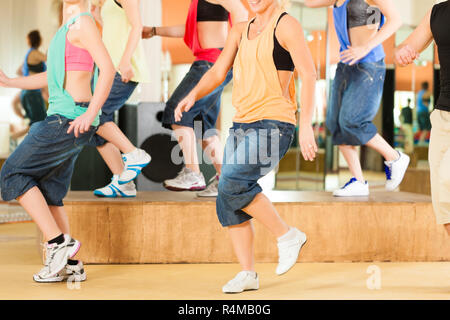 Zumba o Jazzdance - giovani dancing in studio Foto Stock