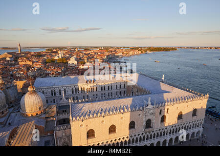 Vista di Venezia da San Marco campanile, quartiere di Castello e la laguna al tramonto in Italia Foto Stock