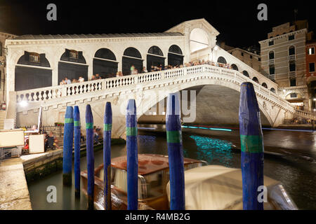 Venezia, Italia - 12 agosto 2017: Il Ponte di Rialto e il Canal Grande con la gente e i turisti di notte a Venezia, Italia Foto Stock