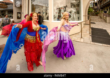 Giustapposti con un bikini shop, danzatrici del ventre' abiti nel flusso del vento sulla PCH. (Foto di Spencer Grant) Foto Stock