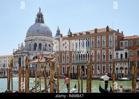 Venezia, Italia - 14 agosto 2017: Santa Maria della Salute basilica e gondole con cittadini e turisti in una giornata di sole in Venezia Foto Stock