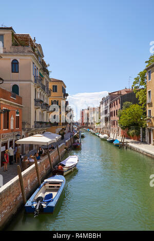 Venezia, Italia - 14 agosto 2017: Canal con ristorante Italiano e sul marciapiede con persone a Venezia in una soleggiata giornata estiva Foto Stock