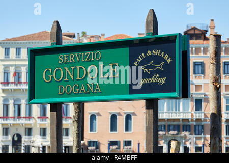 Venezia, Italia - 14 agosto 2017: Servizio gondola segno verde in una soleggiata giornata estiva a Venezia, Italia Foto Stock