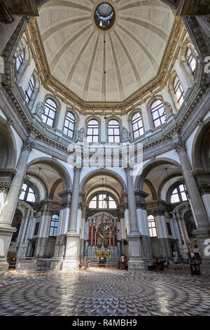 Venezia, Italia - 14 agosto 2017: Santa Maria della Salute chiesa, cupola interno con persone a Venezia, Italia Foto Stock