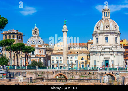 Roma, Italia: Traian colonna e Santa Maria di Loreto chiesa,Italia Foto Stock