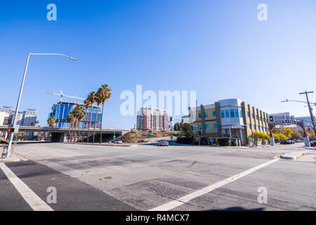 Novembre 25, 2018 San Jose / CA / STATI UNITI D'AMERICA - paesaggio urbano vicino al centro cittadino di San Jose, l'ingresso alla superstrada e la piccola area Italia Foto Stock