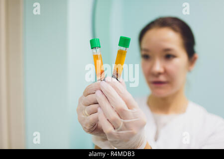 Preparazione per Plasmolifting. Provette per prelievo ematico in due strati divisi per centrifugazione dopo la manipolazione di personalizzazione. Foto Stock
