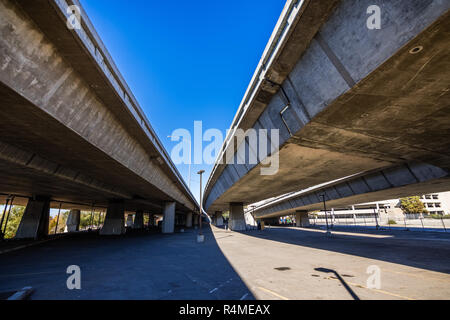 Vista parte inferiore della superstrada incrocio vicino al centro cittadino di San Jose, South San Francisco Bay Area, California Foto Stock